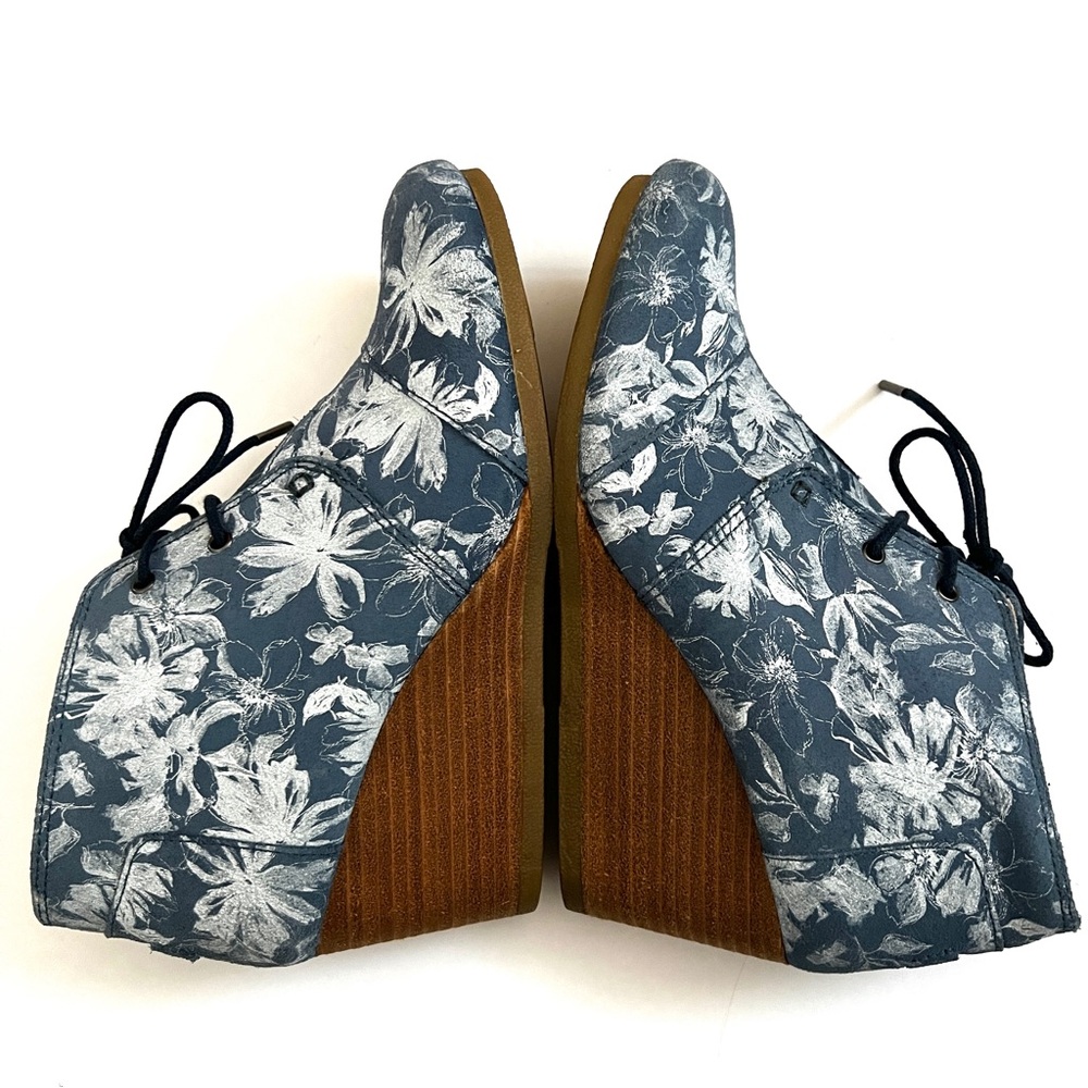 TOMS Wedge Heels Booties Blue and White Floral Shoes 10 - Picture 7 of 9